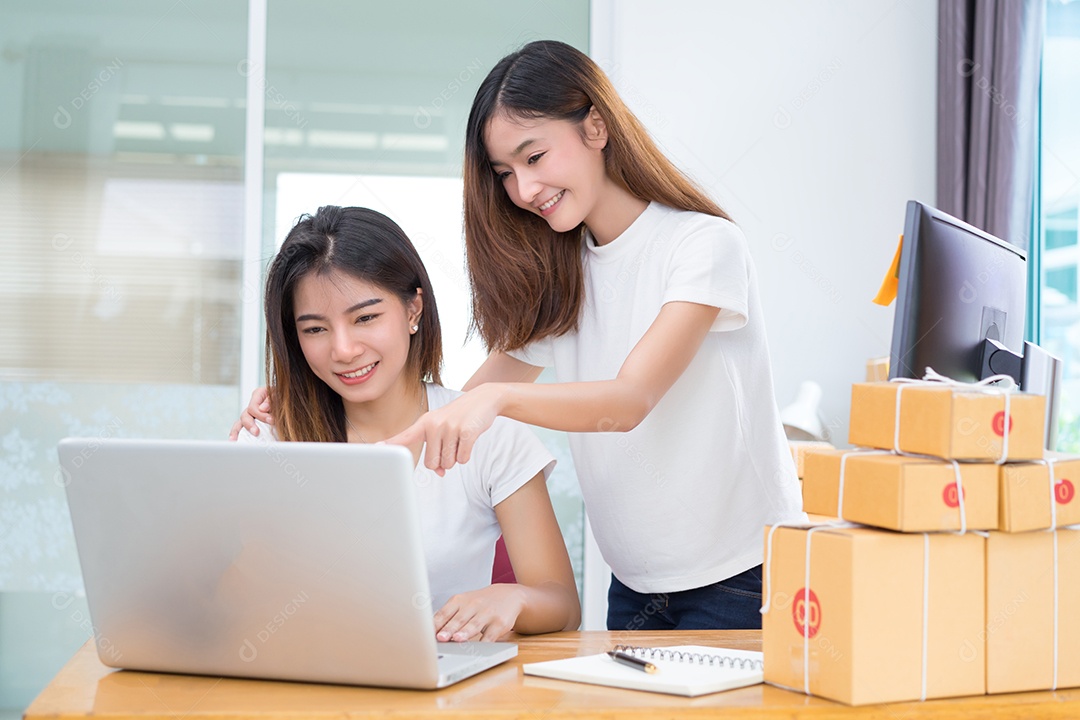 Jovem asiática trabalhando em equipe freelancer pequena empresa privada trabalhando em escritório doméstico com laptop