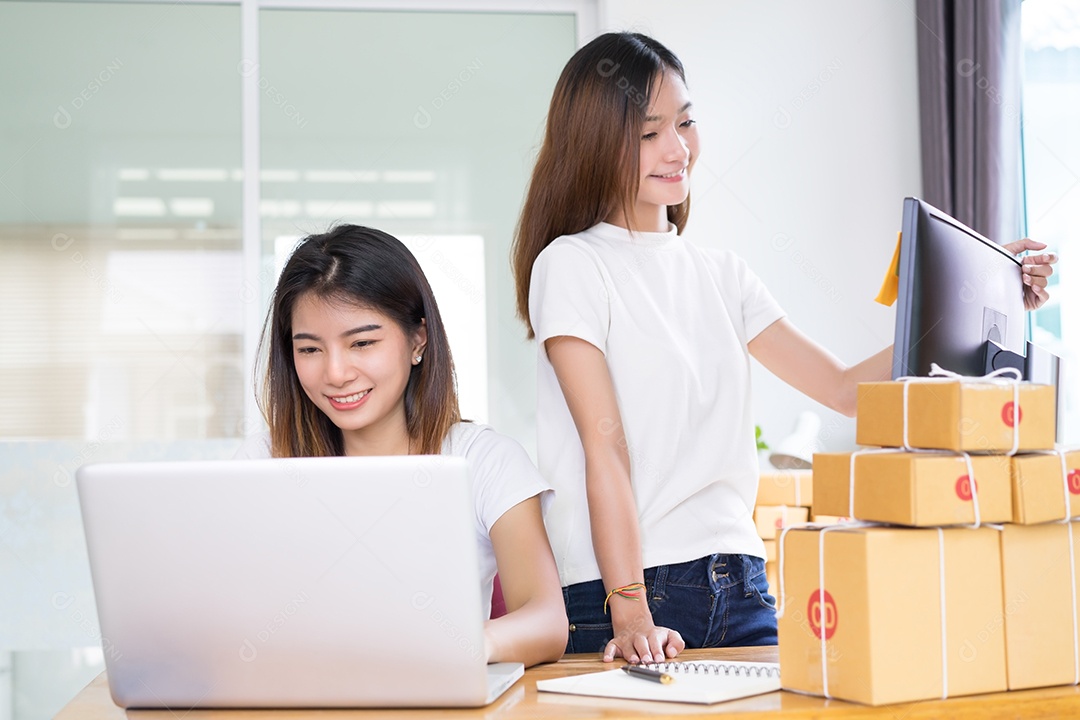 Jovem asiática trabalhando em equipe freelancer pequena empresa privada trabalhando em escritório doméstico com laptop