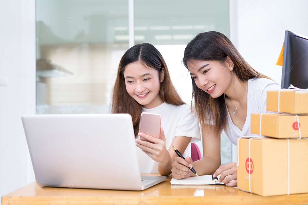 Jovem asiática trabalhando em equipe freelancer pequena empresa privada trabalhando em escritório doméstico com laptop