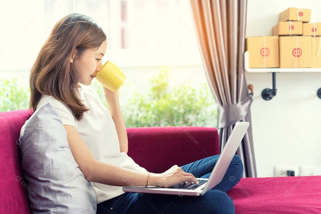 Jovem asiática freelancer de negócios privada trabalhando no escritório