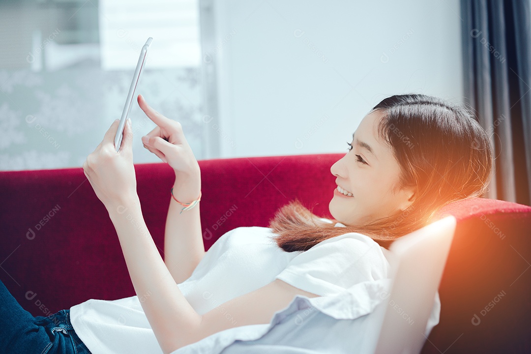 Jovem asiática freelance comprando compra on-line