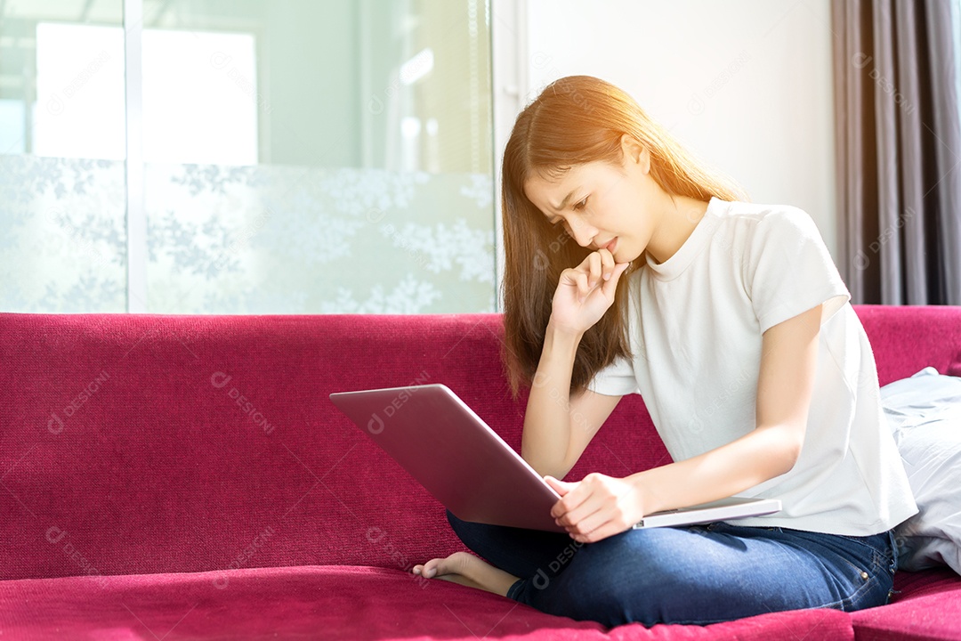 Menina asiática trabalhando em computador