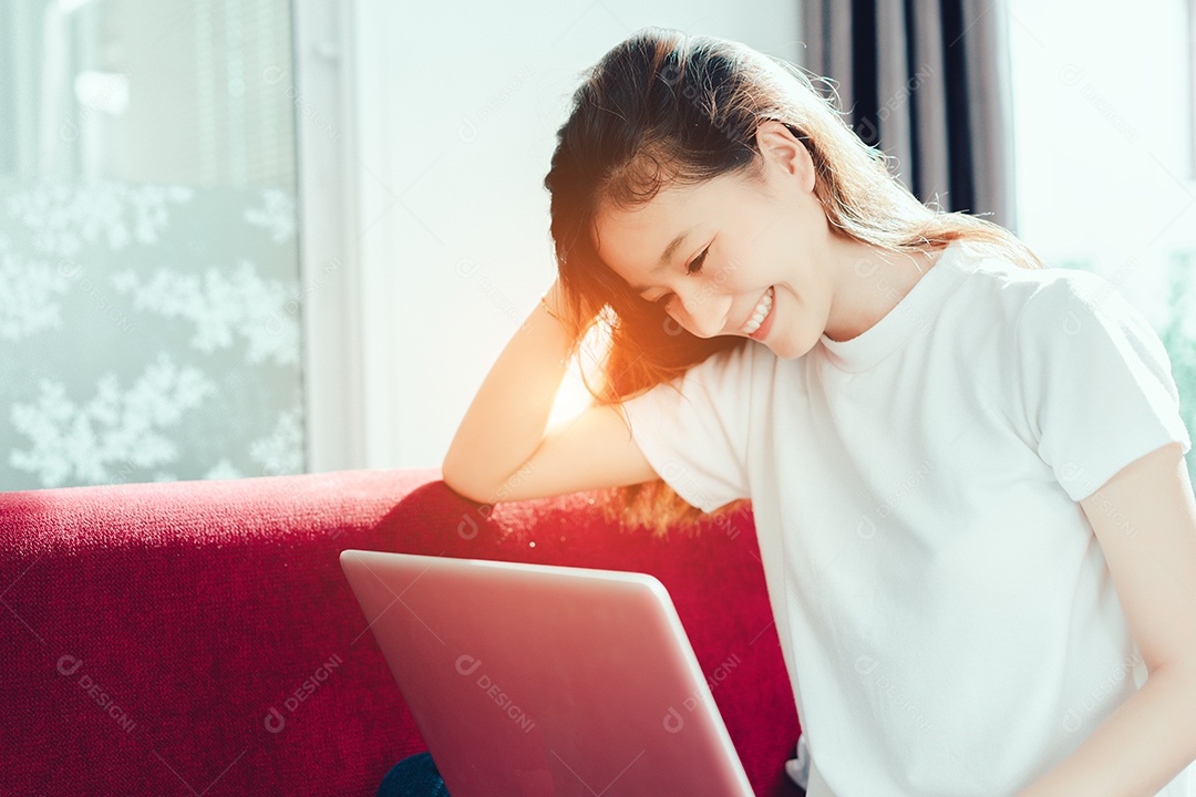 Jovem asiática freelance comprando compra on-line