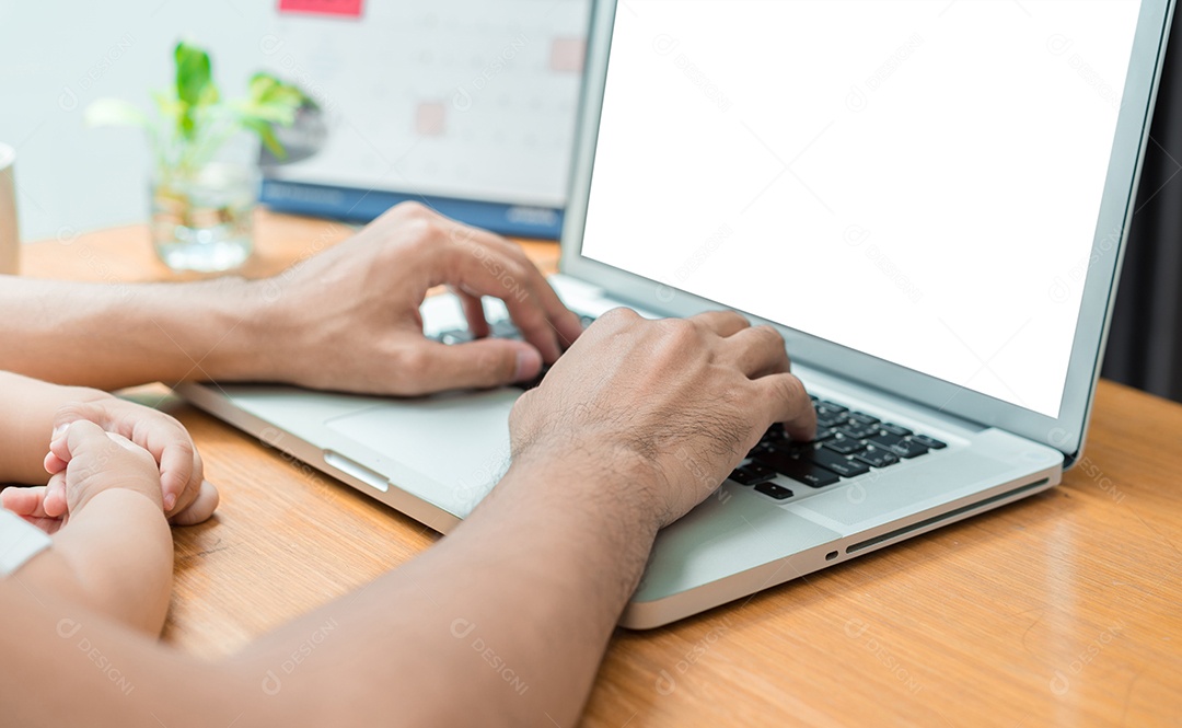 Mãos pai e filho digitando algo no computador