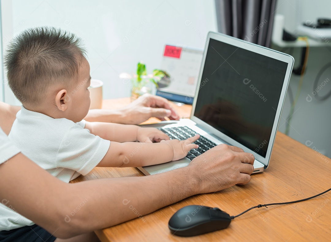 Pai asiático e filho pequeno digitando algo no computador