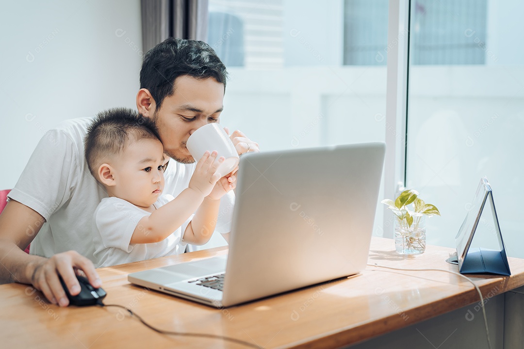 Pai asiático e filho pequeno assistindo vídeo de smartphone