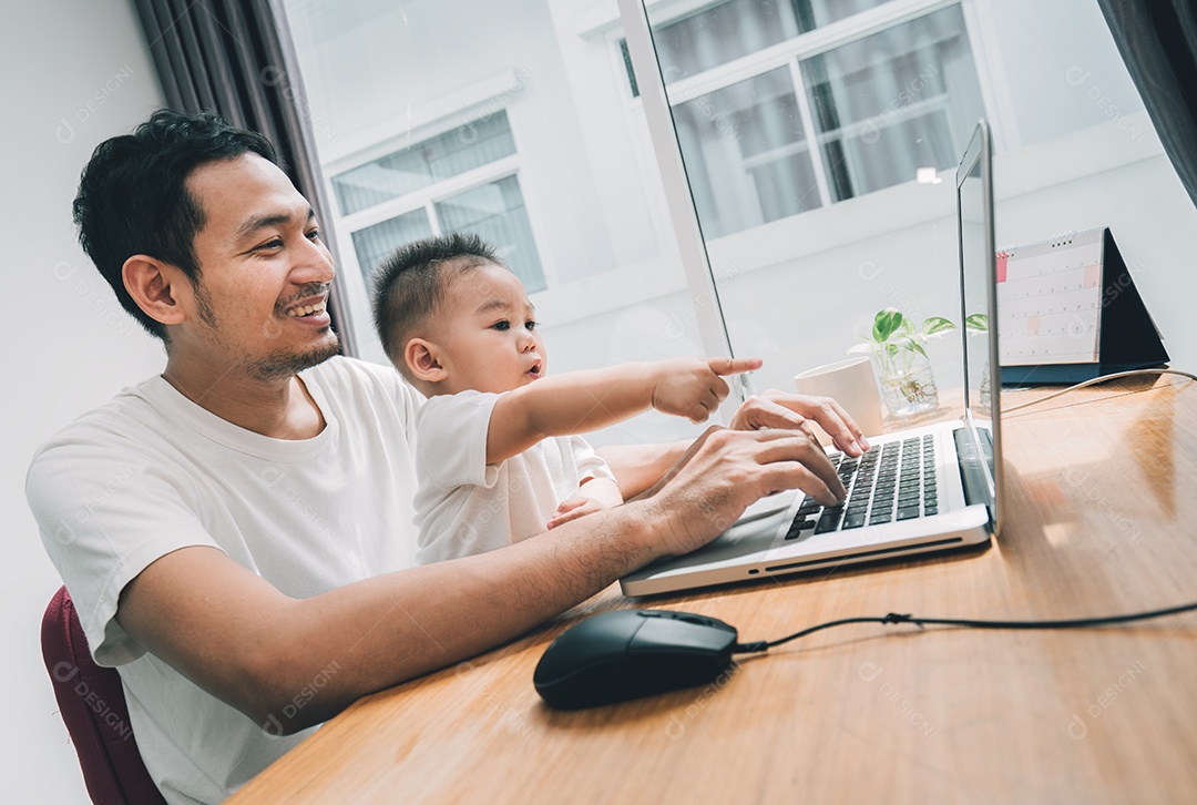 Pai asiático e filho pequeno digitando algo no computador