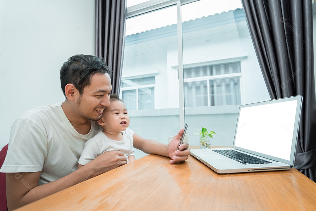 Pai asiático e filho pequeno assistindo vídeo do smartphone