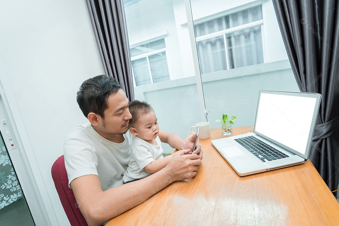 Pai asiático e filho pequeno assistindo vídeo do smartphone