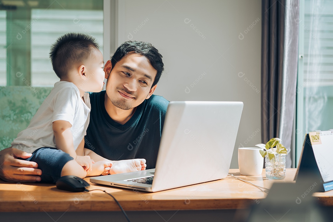 Momento de beijo, família feliz de pai e filho pequeno com computador