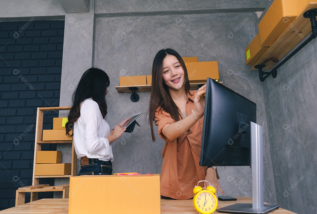 Freelancer mulheres asiáticas trabalho em equipe PME trabalhando no escritório