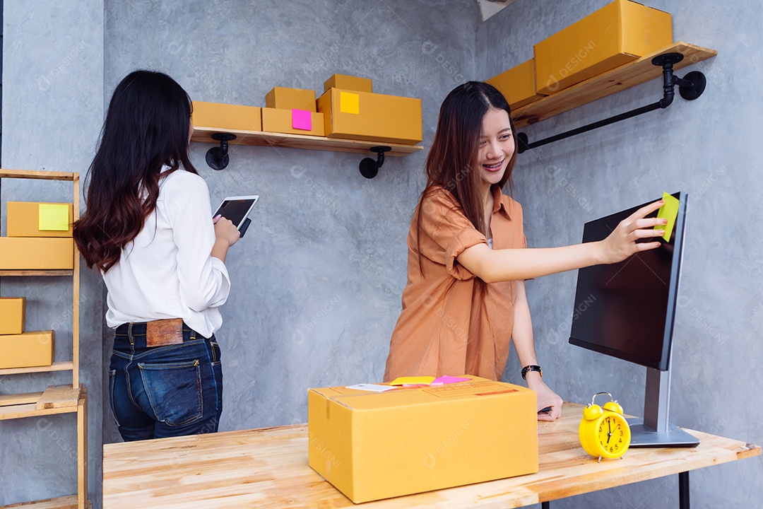 Freelancer mulheres asiáticas trabalho em equipe PME trabalhando no escritório