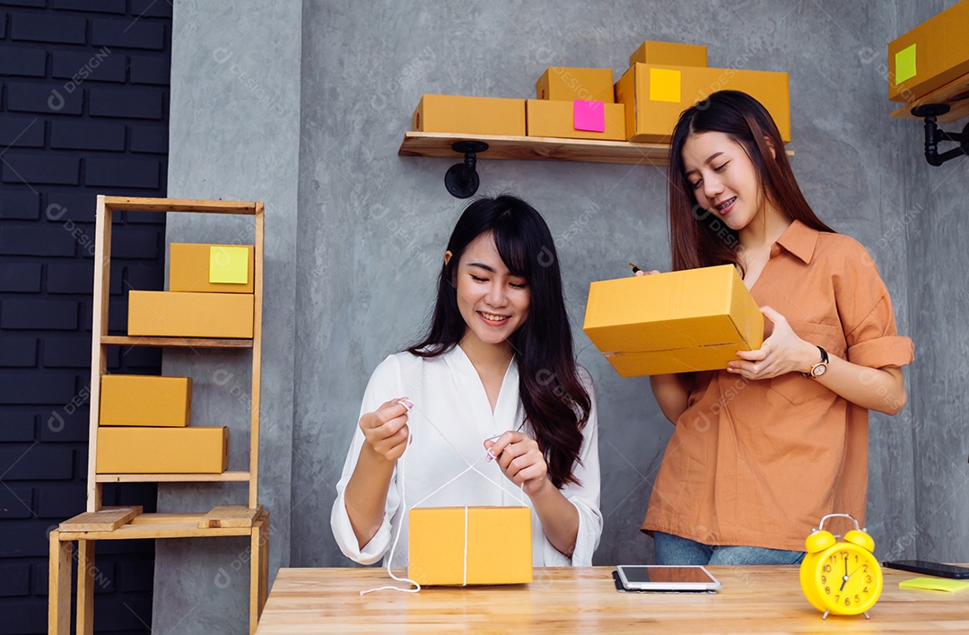 Mulheres asiáticas trabalho em equipe PME trabalhando no escritório