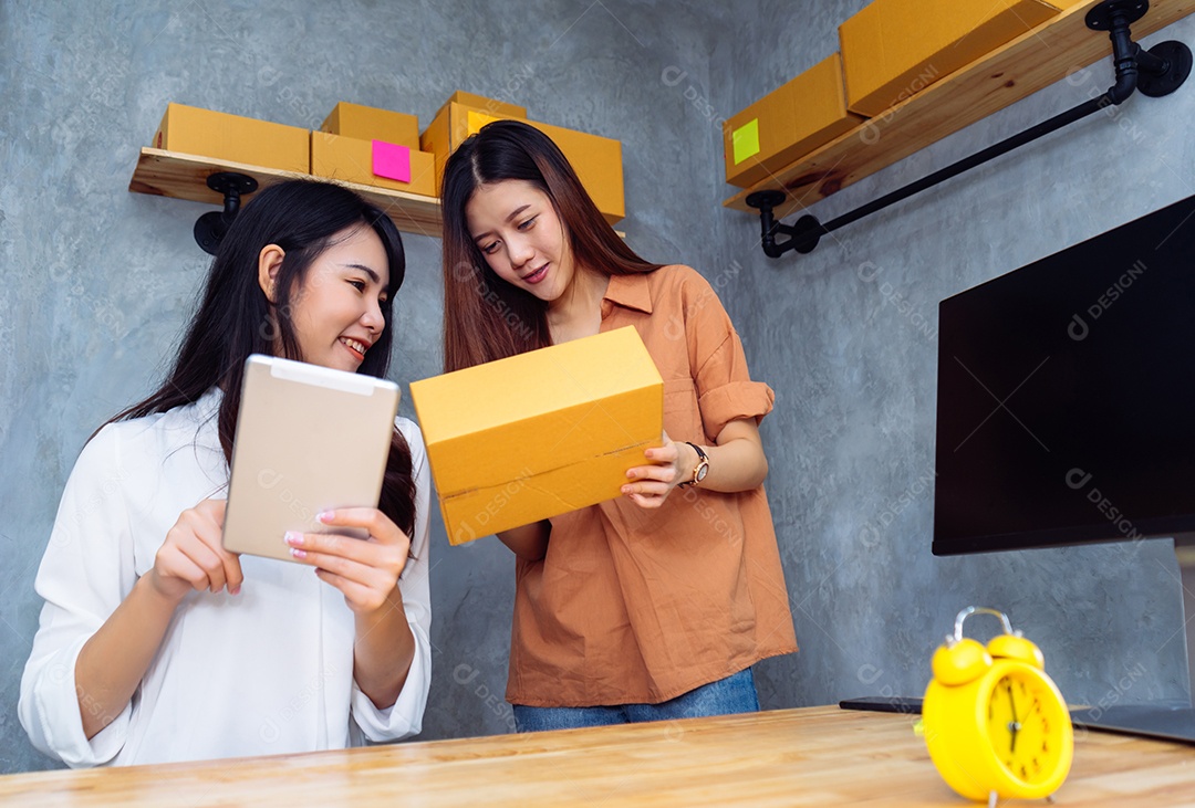 Mulheres asiáticas trabalho em equipe PME trabalhando no escritório