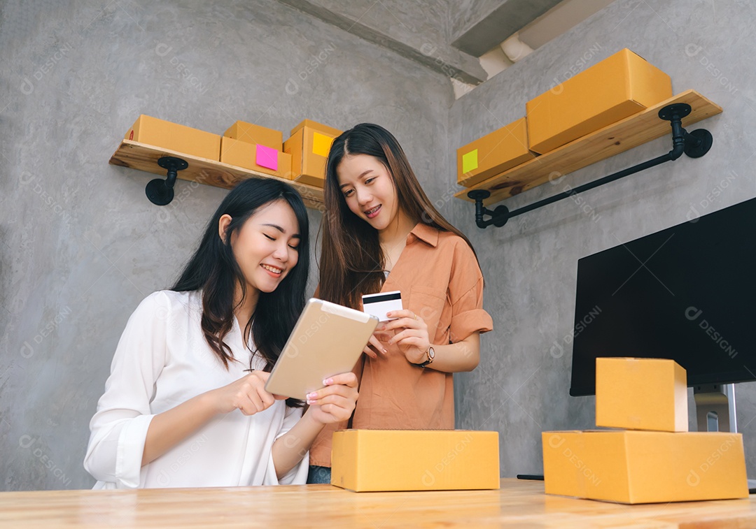 Mulheres asiáticas trabalho em equipe PME trabalhando no escritório