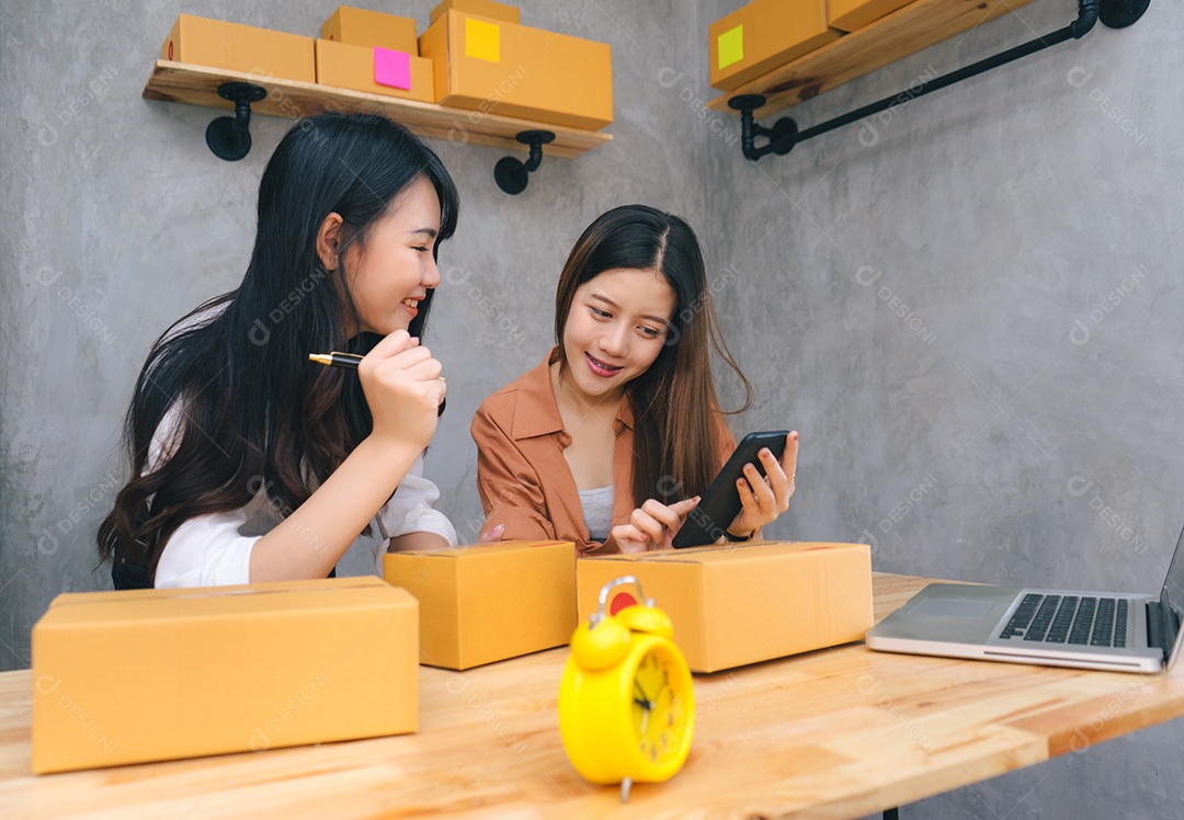 Mulheres asiáticas trabalho em equipe PME trabalhando no escritório