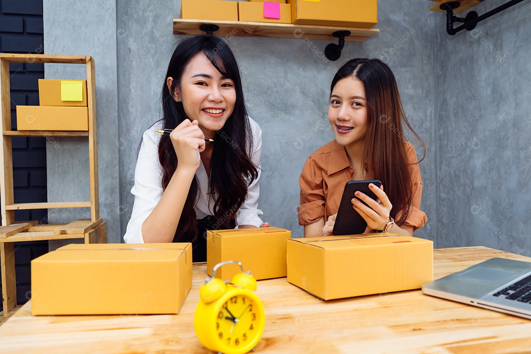 Mulheres asiáticas trabalho em equipe PME trabalhando no escritório