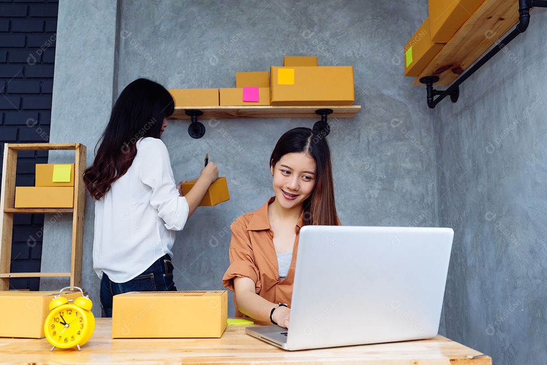 Trabalho em equipe de mulheres asiáticas freelancers trabalhando no escritório