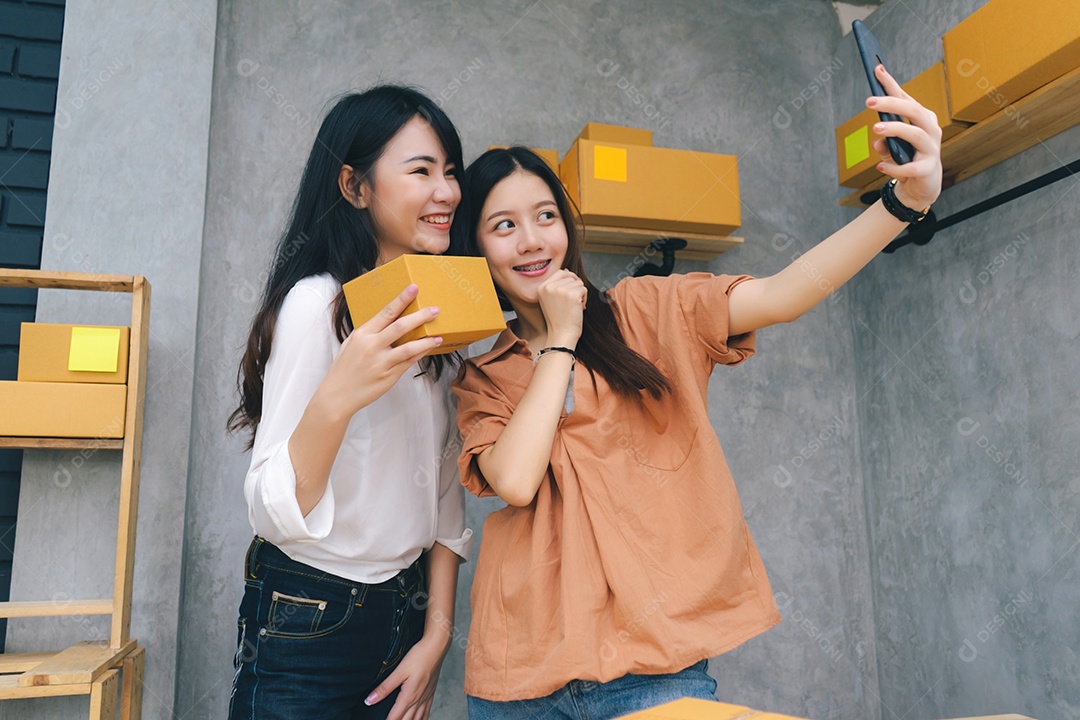 Trabalho em equipe, mulheres asiáticas, freelancer e blogueira