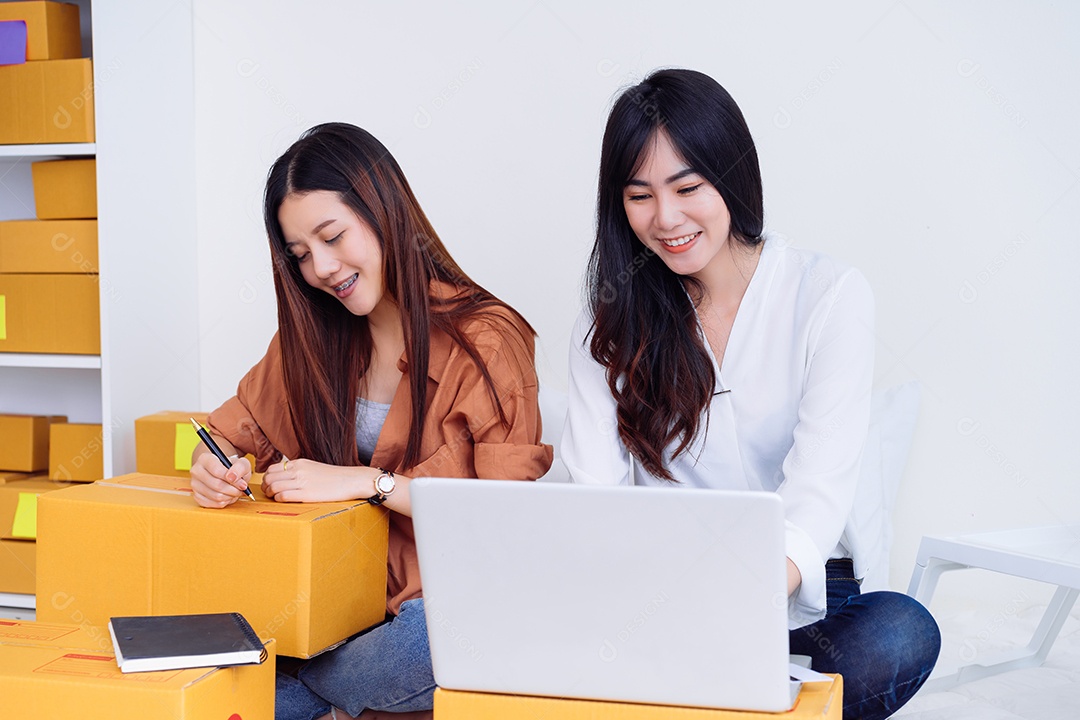 Trabalho em equipe, mulheres asiáticas, freelancer e blogueira, analisam o produto que trabalha em negócios de PME em escritório