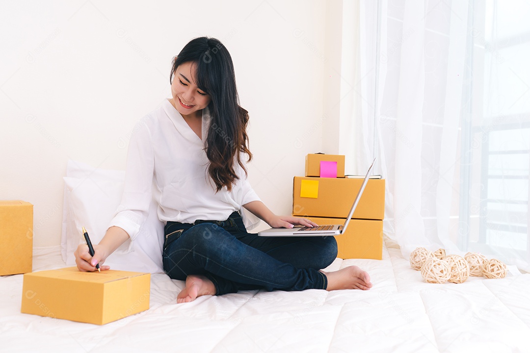 Mulher freelancer trabalhando em negócios de pequenas empresas no escritório em casa