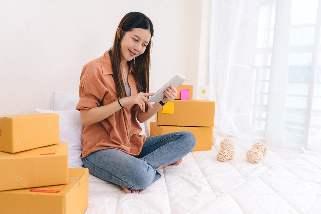 Mulher freelancer trabalhando em negócios de pequenas empresas no escritório em casa