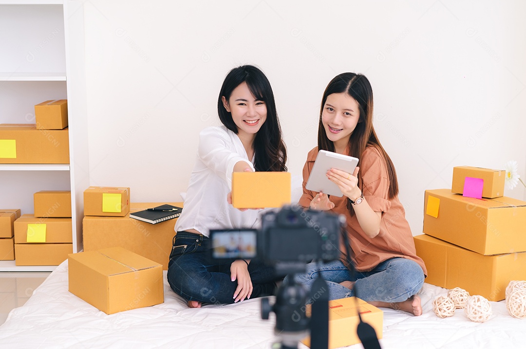 Trabalho em equipe, mulheres asiáticas, freelancer e blogueira, analisam o produto que trabalha em negócios de PME em escritório