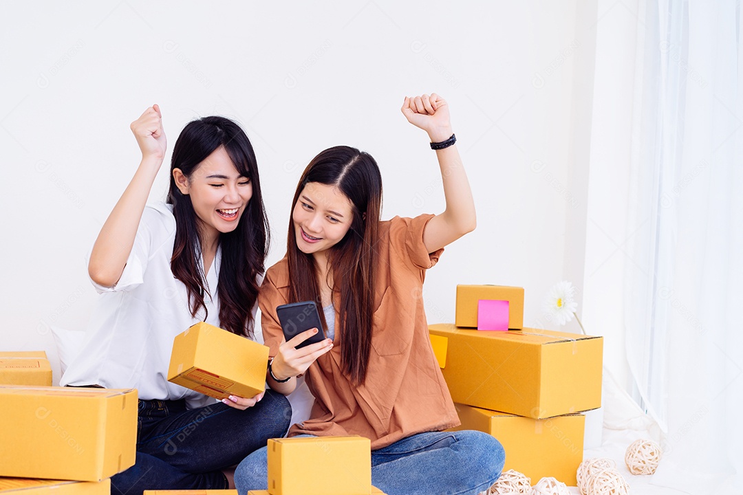 Trabalho em equipe, mulheres asiáticas, freelancer e blogueira, analisam o produto que trabalha em negócios de PME em escritório