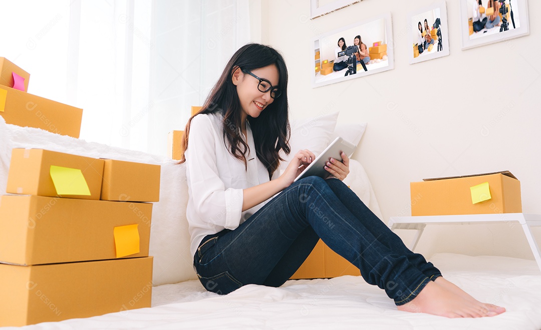 Mulher freelancer trabalhando em negócios de pequenas e médias empresas no escritório em casa
