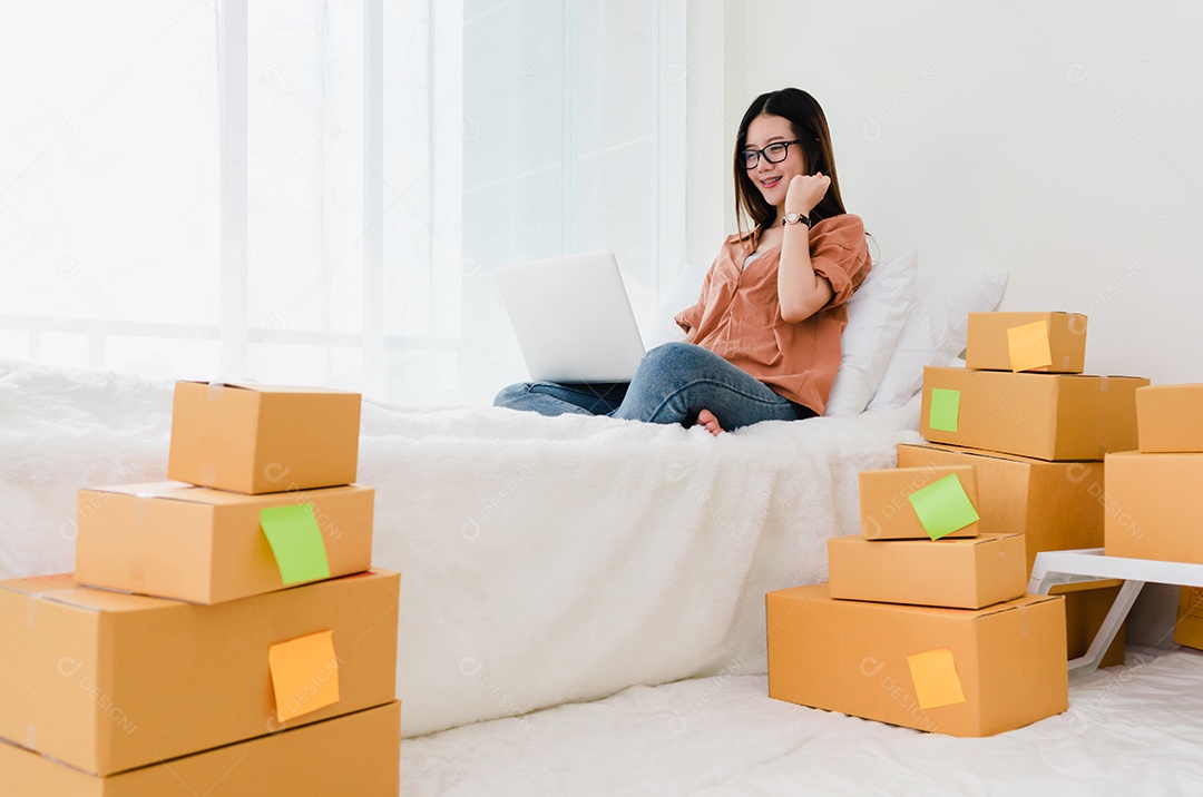 Mulher asiática freelancer, empresa de PME, trabalhando em computador portátil no escritório