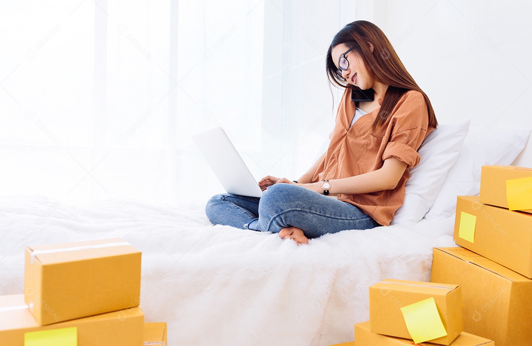 Mulher asiática freelancer, empresa de PME, trabalhando em computador portátil no escritório