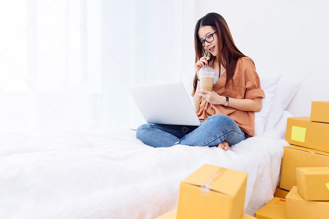 Mulher freelancer trabalhando em negócios de pequenas empresas no escritório em casa