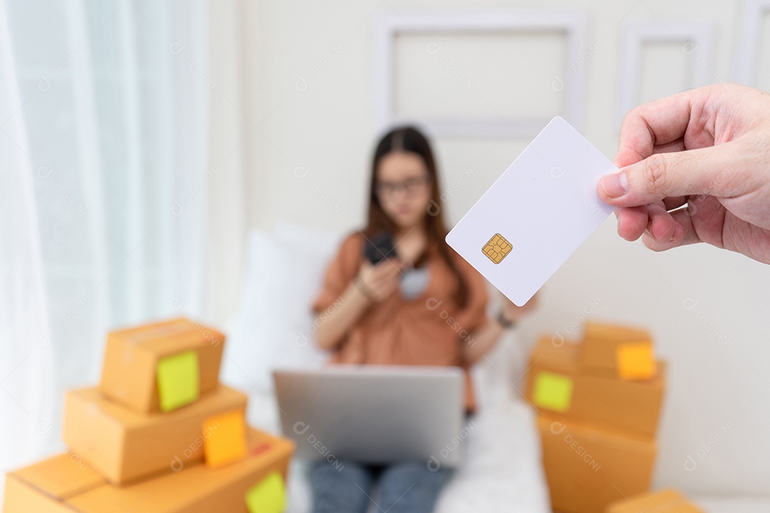 Mulher usando cartão de crédito fácil de fazer compras on-line com computador