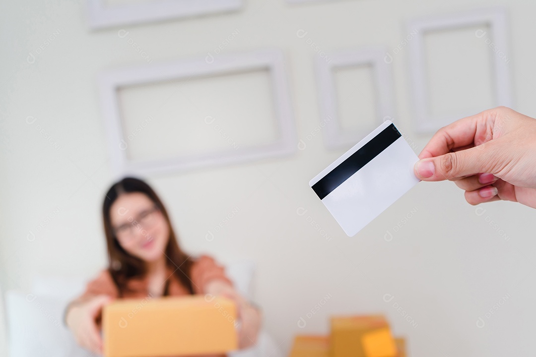 Mulher usando cartão de crédito fácil de fazer compras on-line com computador