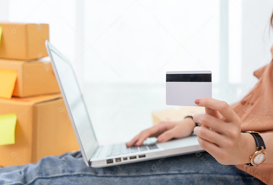 Mulher usando cartão de crédito fácil de fazer compras on-line com computador