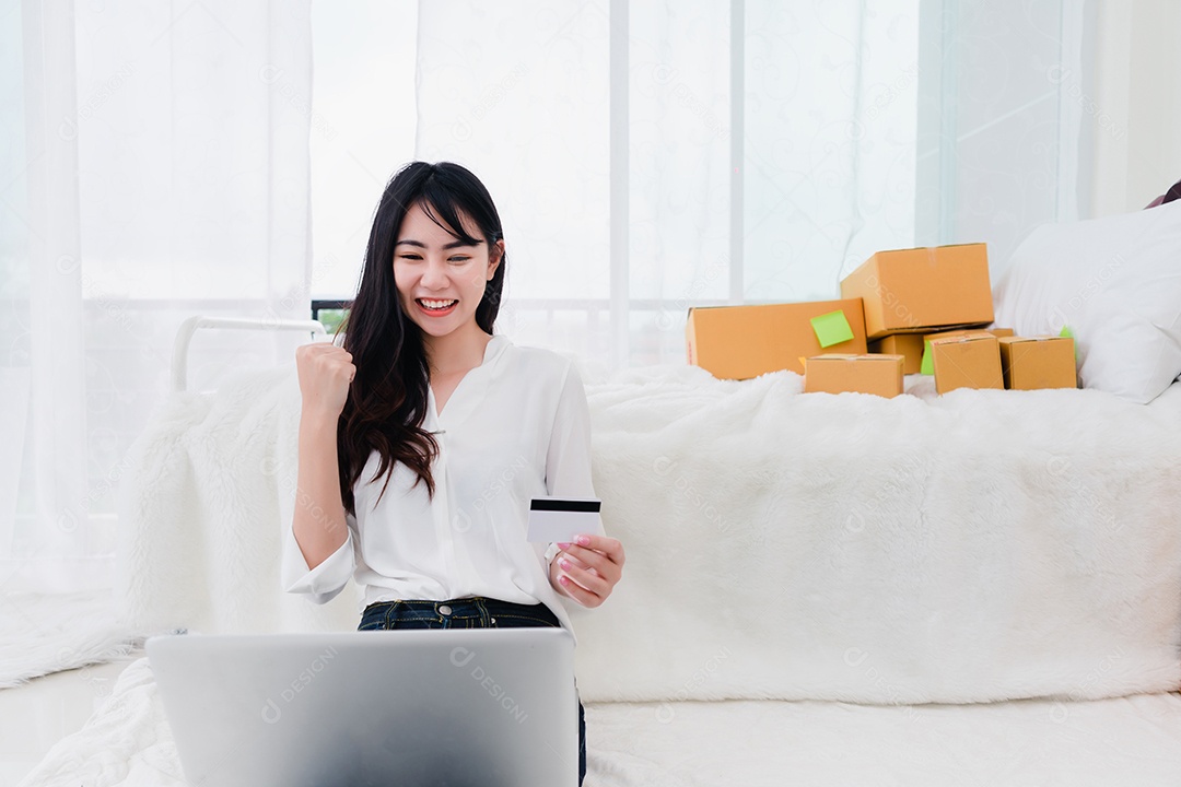 Mulher asiática feliz usando entrega on-line fácil de compras com cartão de crédito