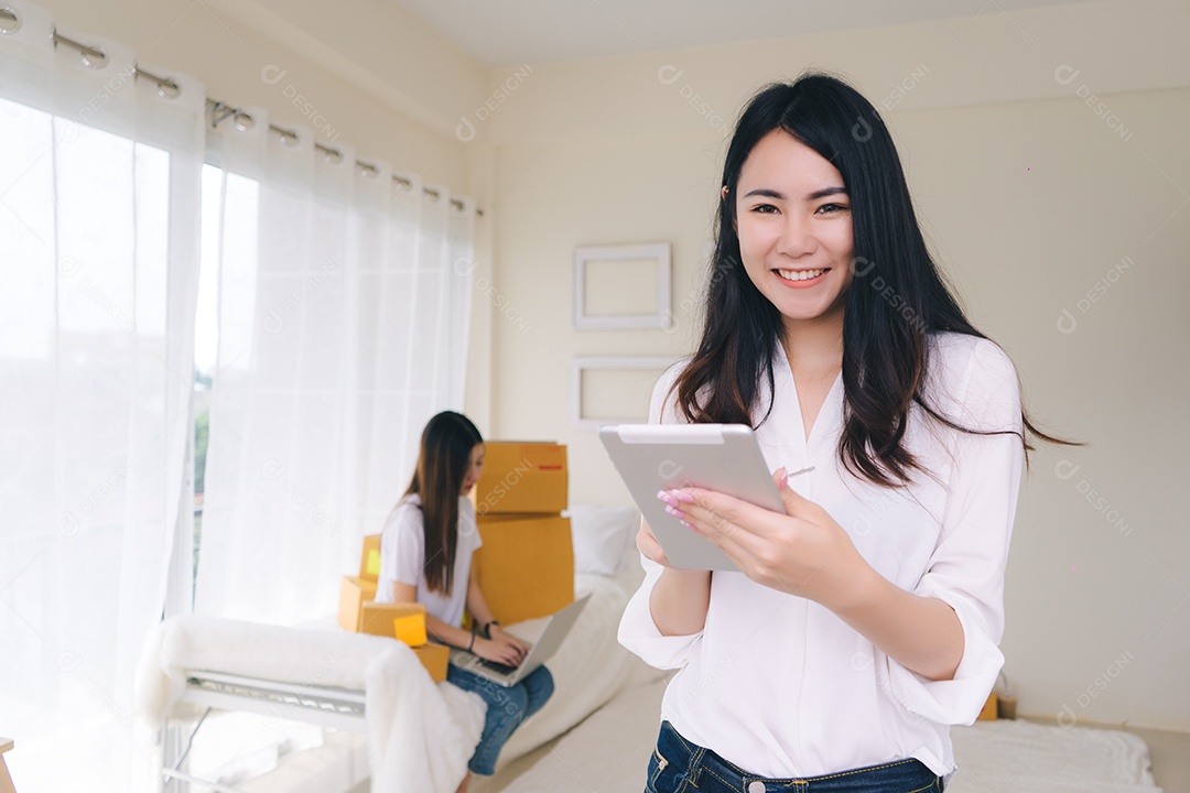 Freelancer mulheres asiáticas trabalho em equipe PME trabalhando no escritório em casa