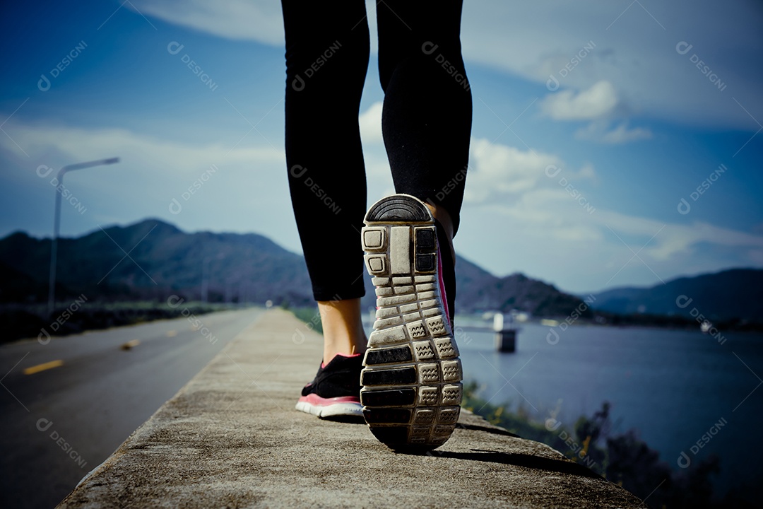 Exercício de corrida asiática jovem na rua