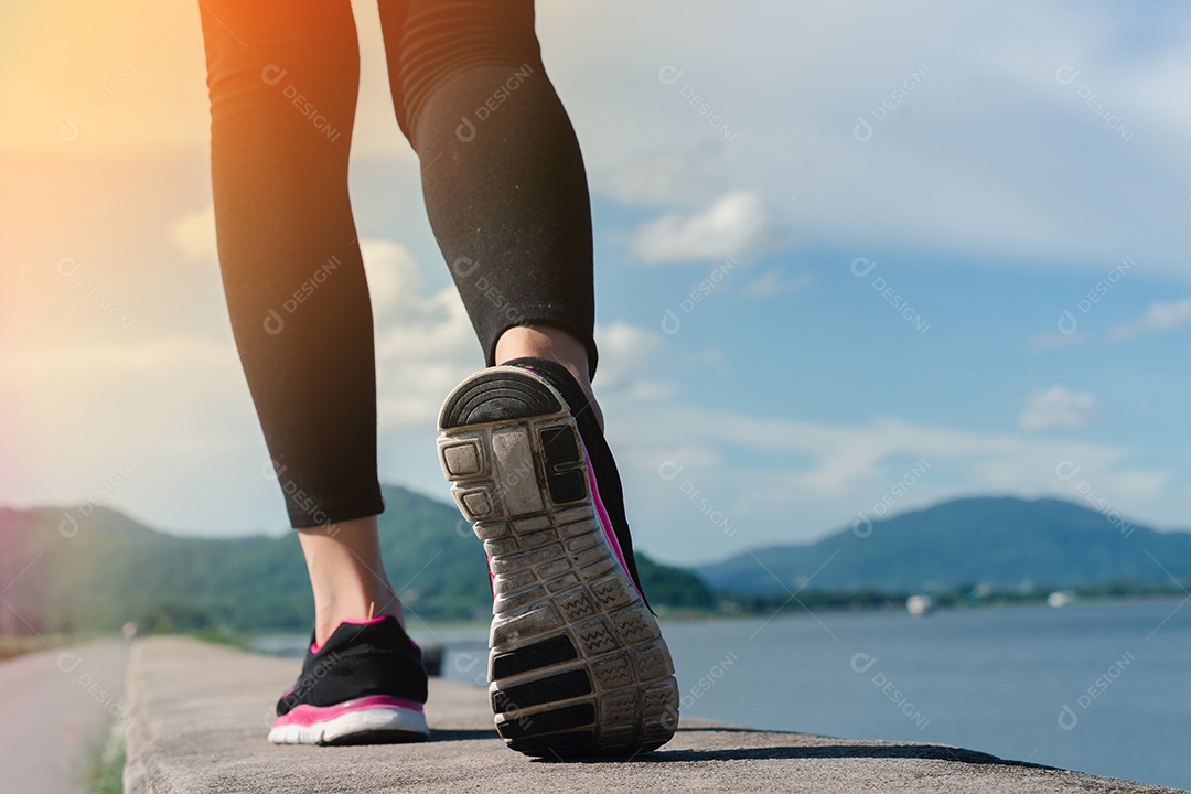 Exercício de corrida asiática jovem na rua