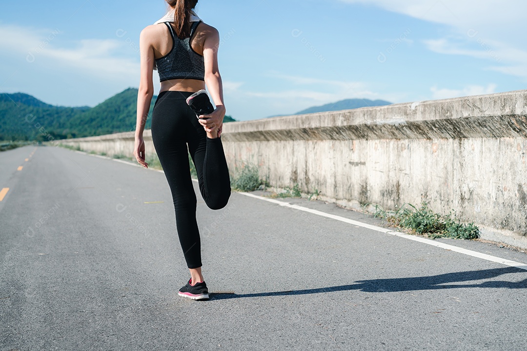 Jovem se aquece antes do treino de exercícios na rua