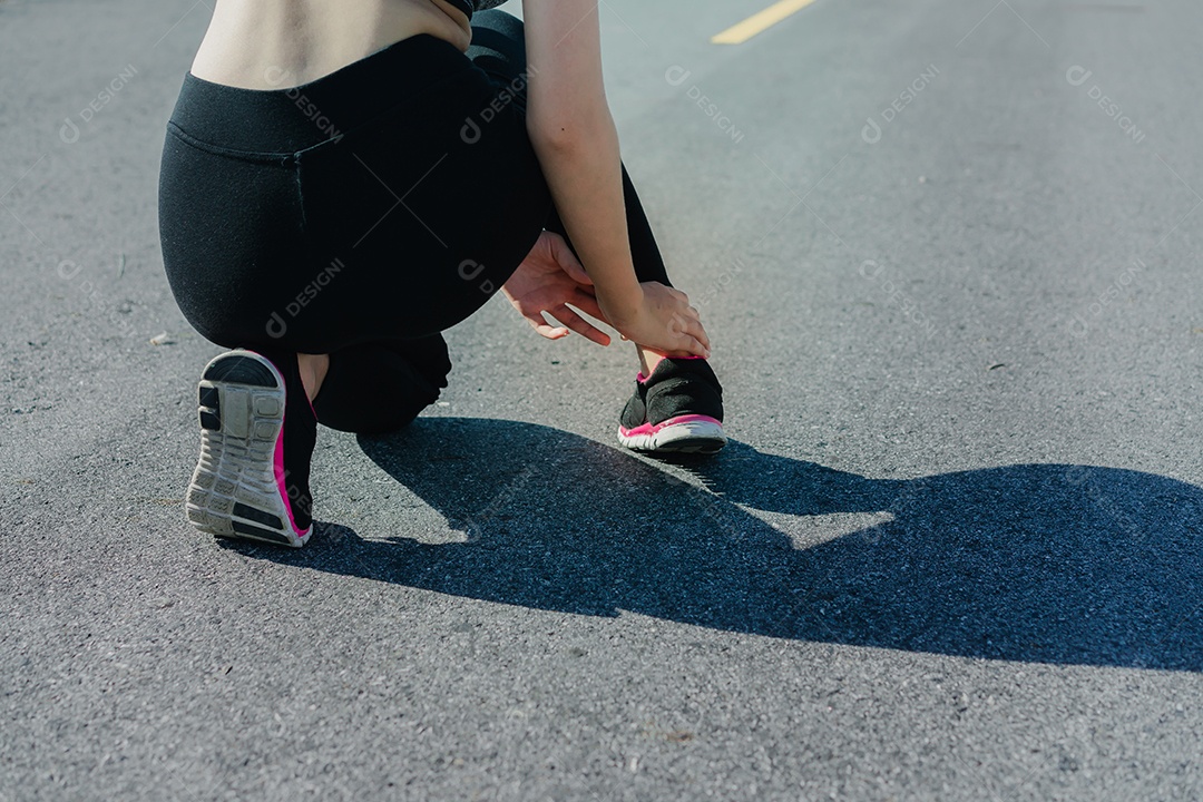 Jovem se aquece antes do treino de exercícios na rua