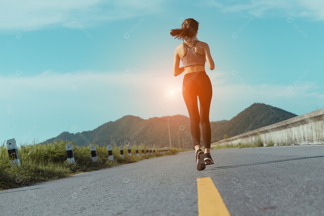 Exercício de corrida asiática jovem na rua e construção muscular
