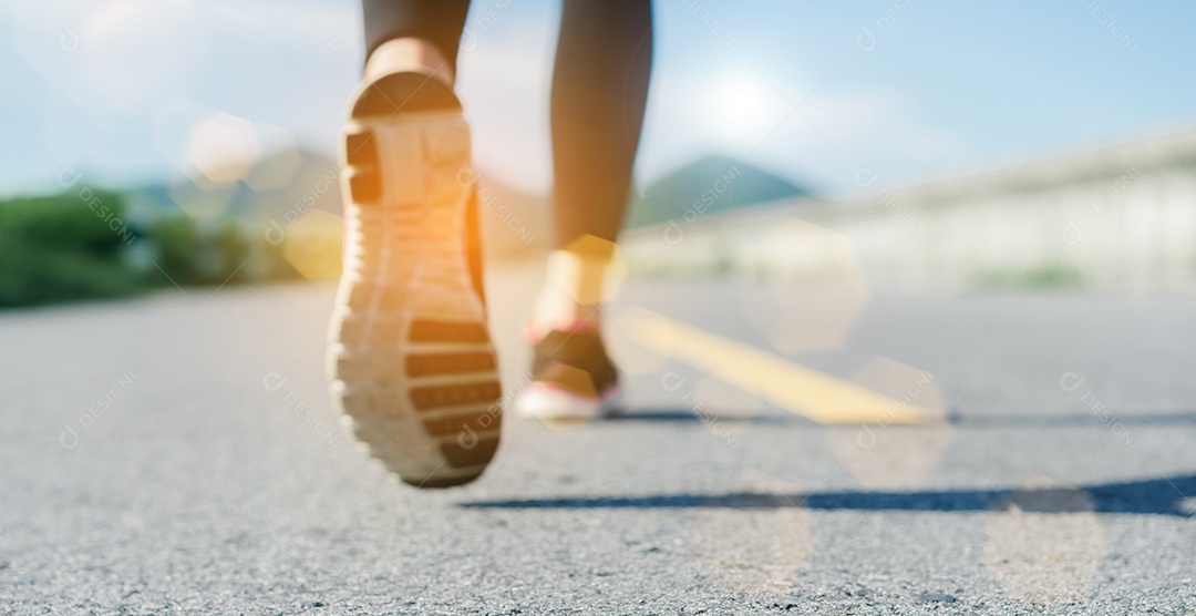 Exercício de corrida asiática jovem na rua e construção muscular