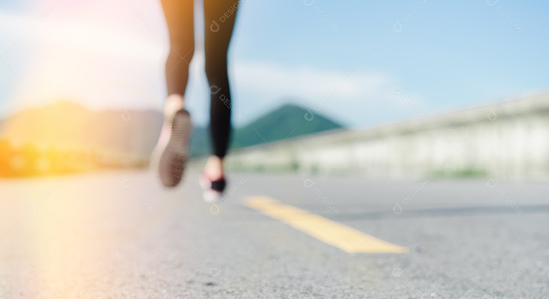 Exercício de corrida asiática jovem na rua e construção muscular