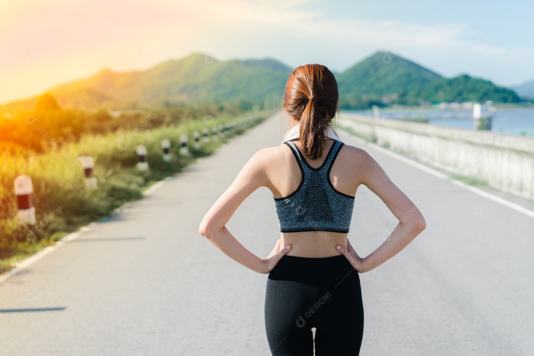 Jovem asiática em pé exercício vista traseira e natureza