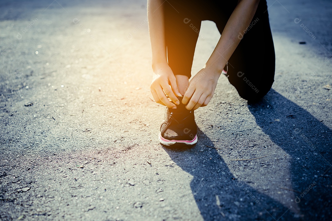 Jovem asiática treino de corrida na rua