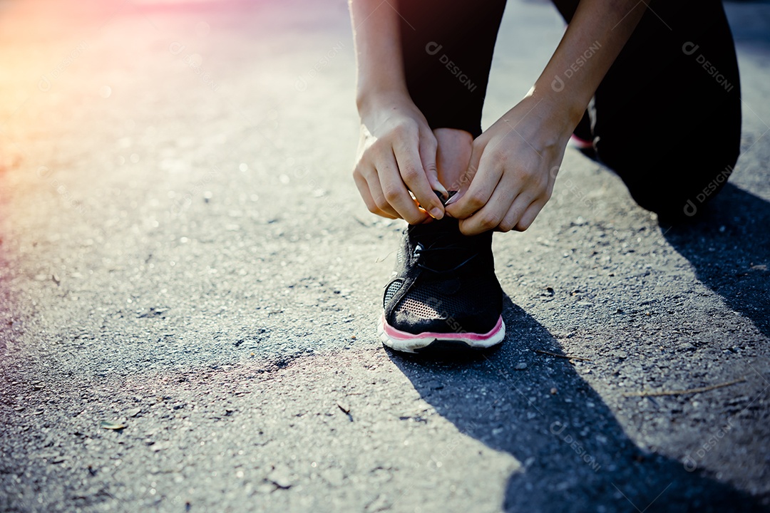 Jovem asiática treino de corrida na rua
