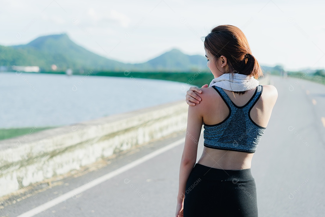 Jovem asiática treino de corrida na rua
