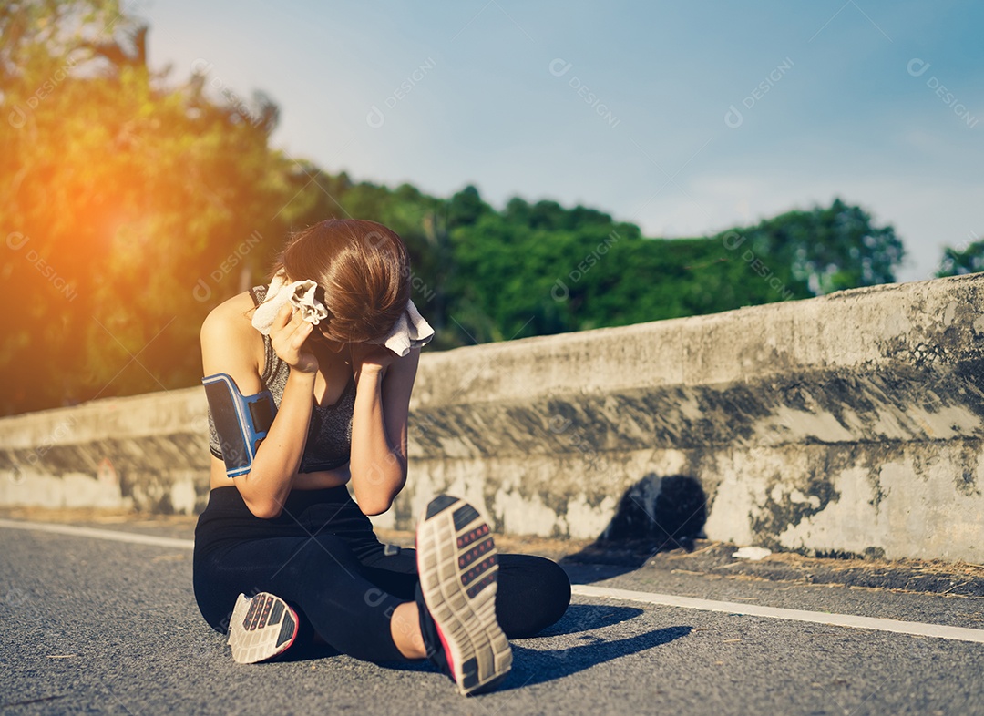 Jovem asiática treino de corrida na rua