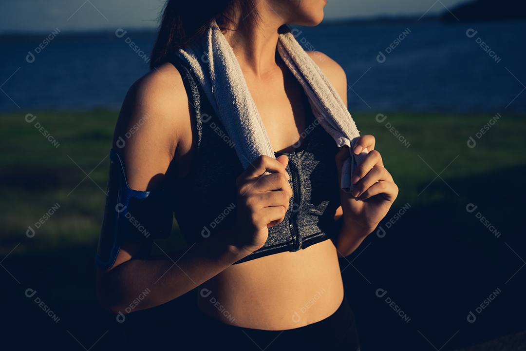 Jovem asiática treino de corrida na rua